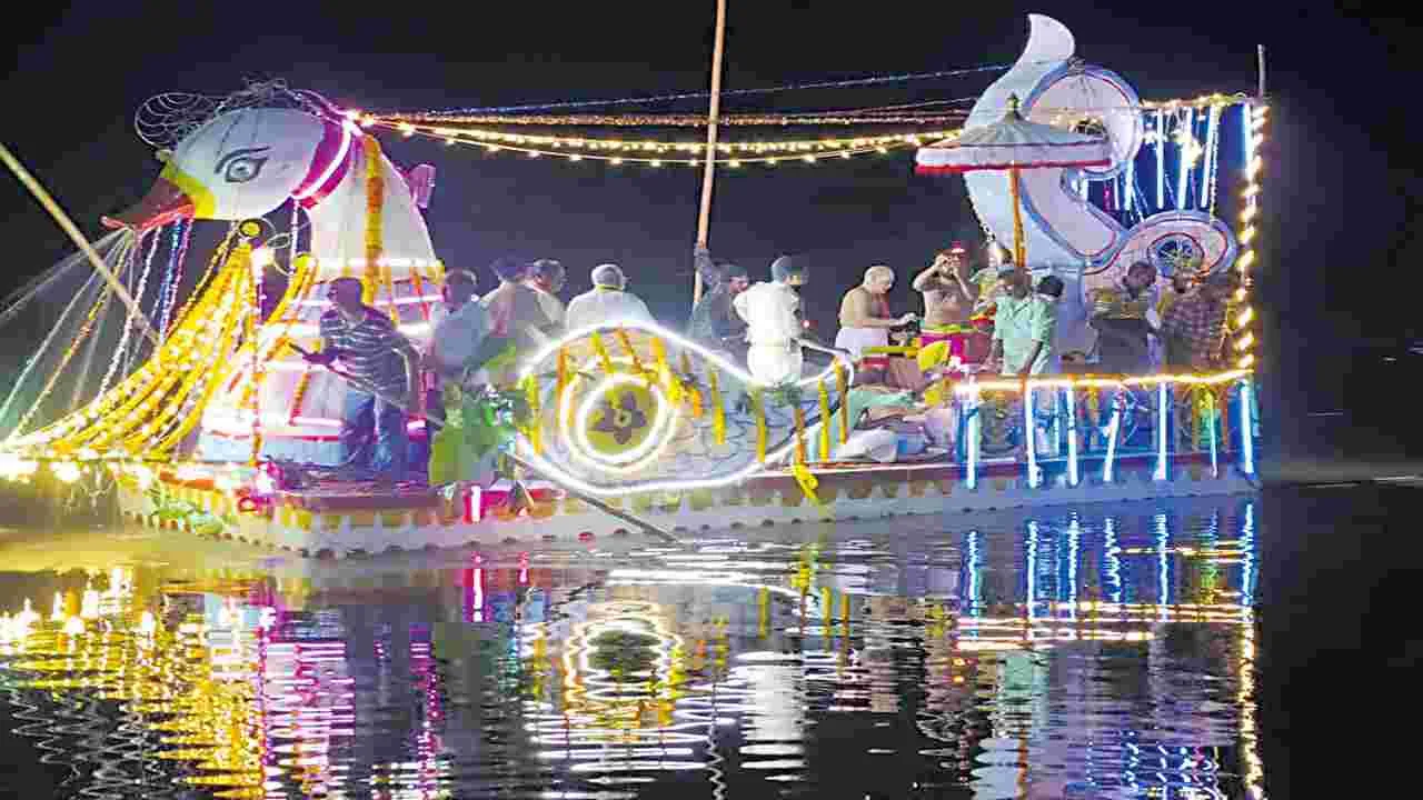 తిలకించారు.. పులకించారు!