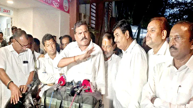 బాధితులను పరామర్శించిన వైసీపీ నేతలు 