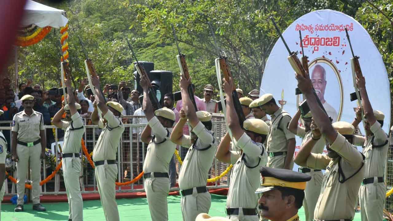Ande Sri Final Rites:  ప్రభుత్వ లాంఛనాలతో కవి అందెశ్రీ అంత్యక్రియలు.. పాడె మోసిన ముఖ్యమంత్రి రేవంత్..