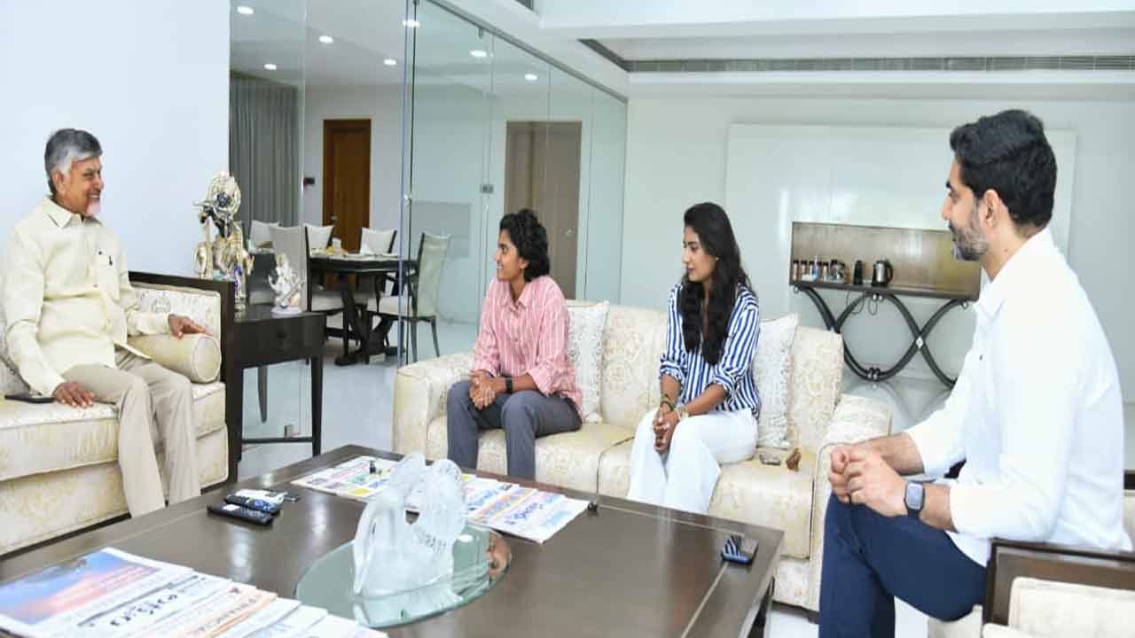 Cricketer Sricharani: క్రికెటర్ శ్రీచరణికి.. ఏపీ ప్రభుత్వం భారీ నజరానా..