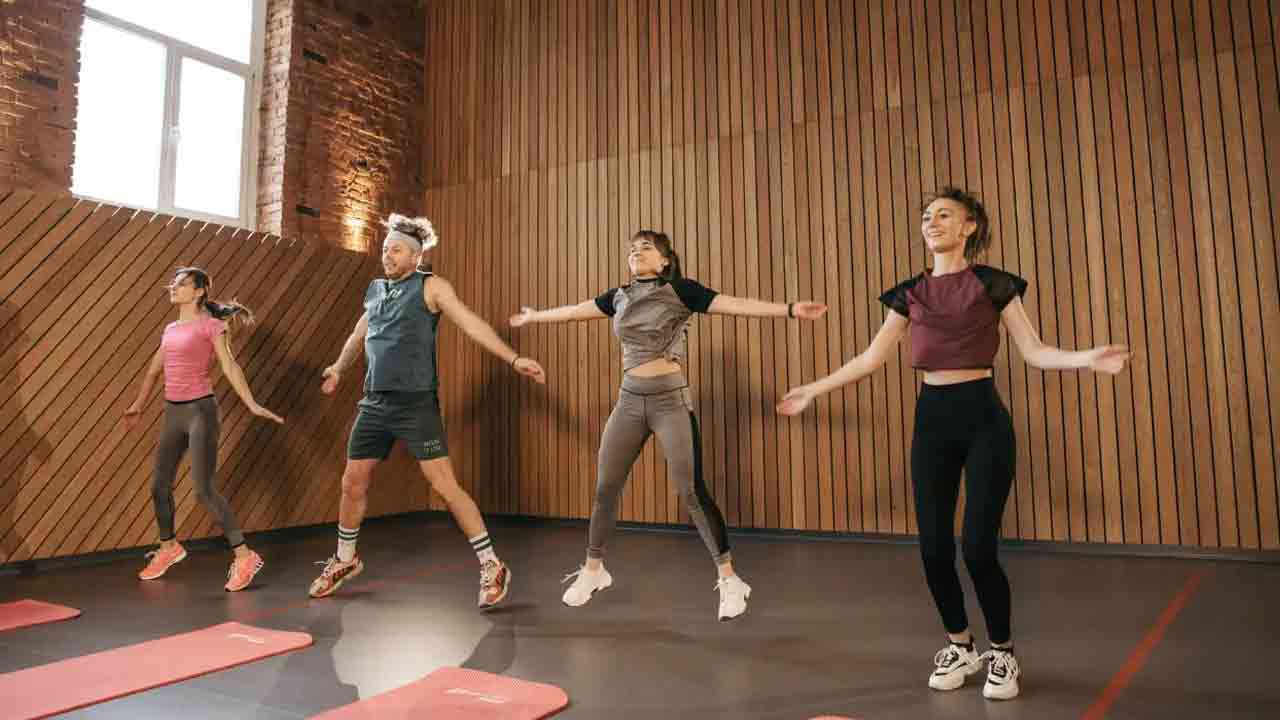 Home Workouts: ఇంట్లో ఉండే బరువు తగ్గడానికి ఇవి చేయండి..