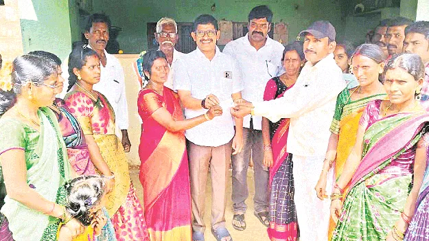 రాజముద్రతో రేషన్‌ కార్డులు