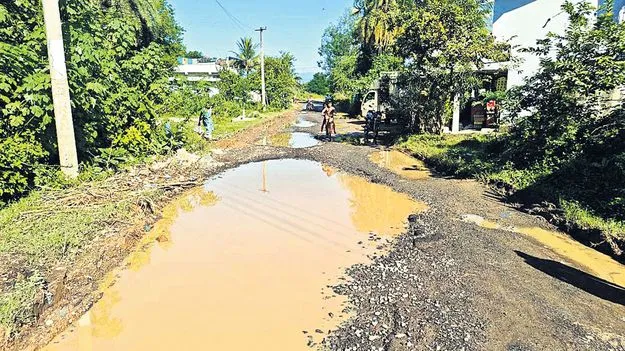ఆర్‌ఈసీ రోడ్డు అధ్వానం