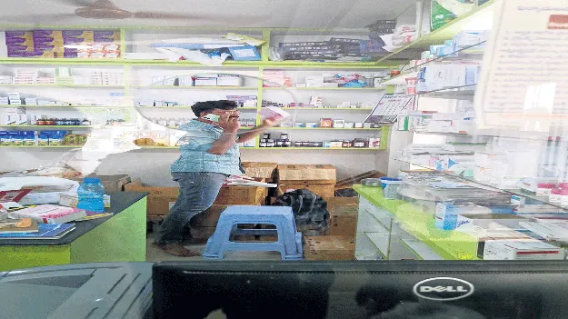 ప్రైవేటు ఆసుపత్రుల్లో   పదో తరగతి ఫార్మసిస్టులు!