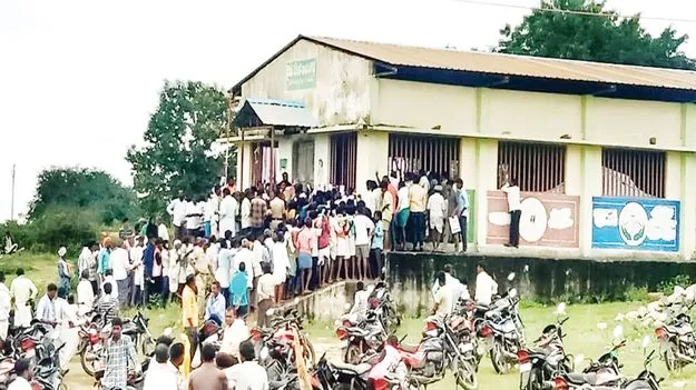 వేరుశనగ విత్తన బస్తాలను ఎత్తుకెళ్లిన రైతులు