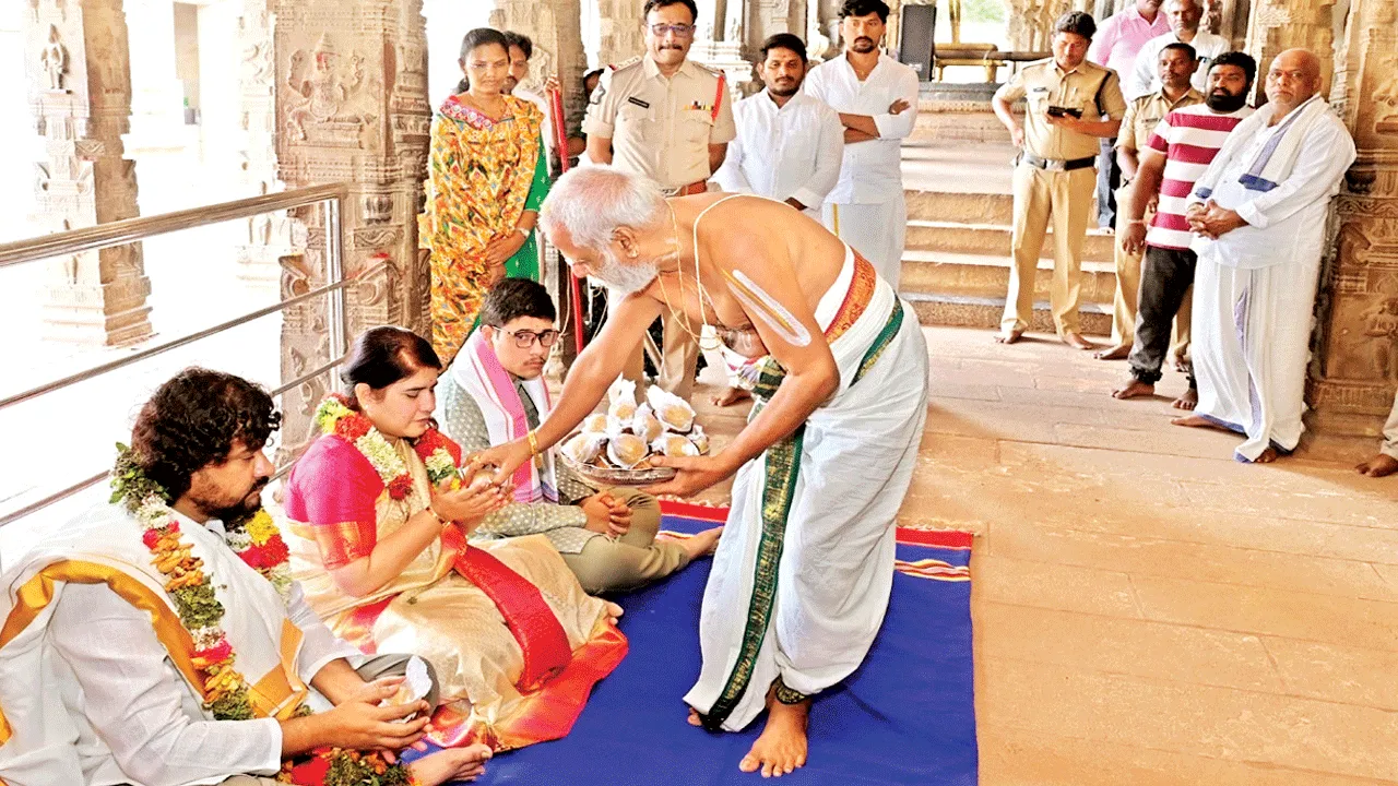 అహోబిలంలో కలెక్టర్‌ ప్రత్యేక పూజలు