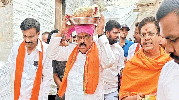 దుర్గామాతకు పట్టు వస్త్రాలు సమర్పణ