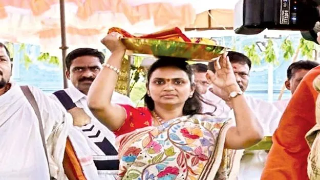 బాలబ్రహ్మేశ్వర స్వామికి పట్టువస్త్రాలు