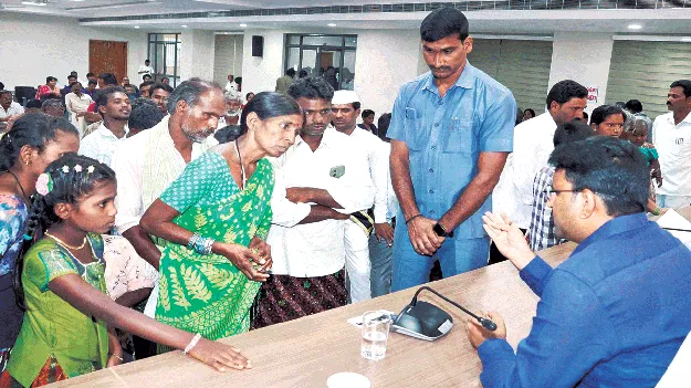 ఫిర్యాదులను సత్వరం పరిష్కరించాలి