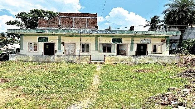  పెచ్చులూడి.. బీటలు వారి