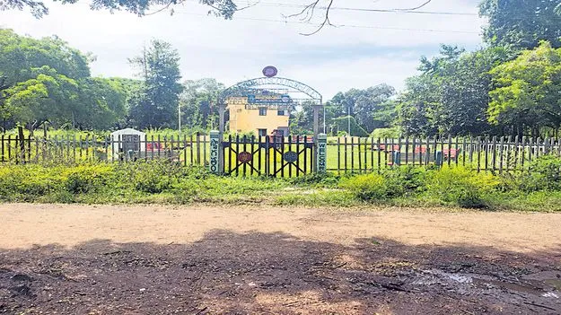 మూతప‘డెన్‌’!