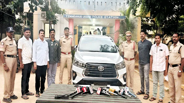  కారు దొంగల అరెస్టు  