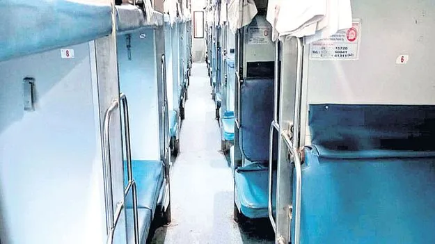 ప్రత్యేక రైలు వెలవెల