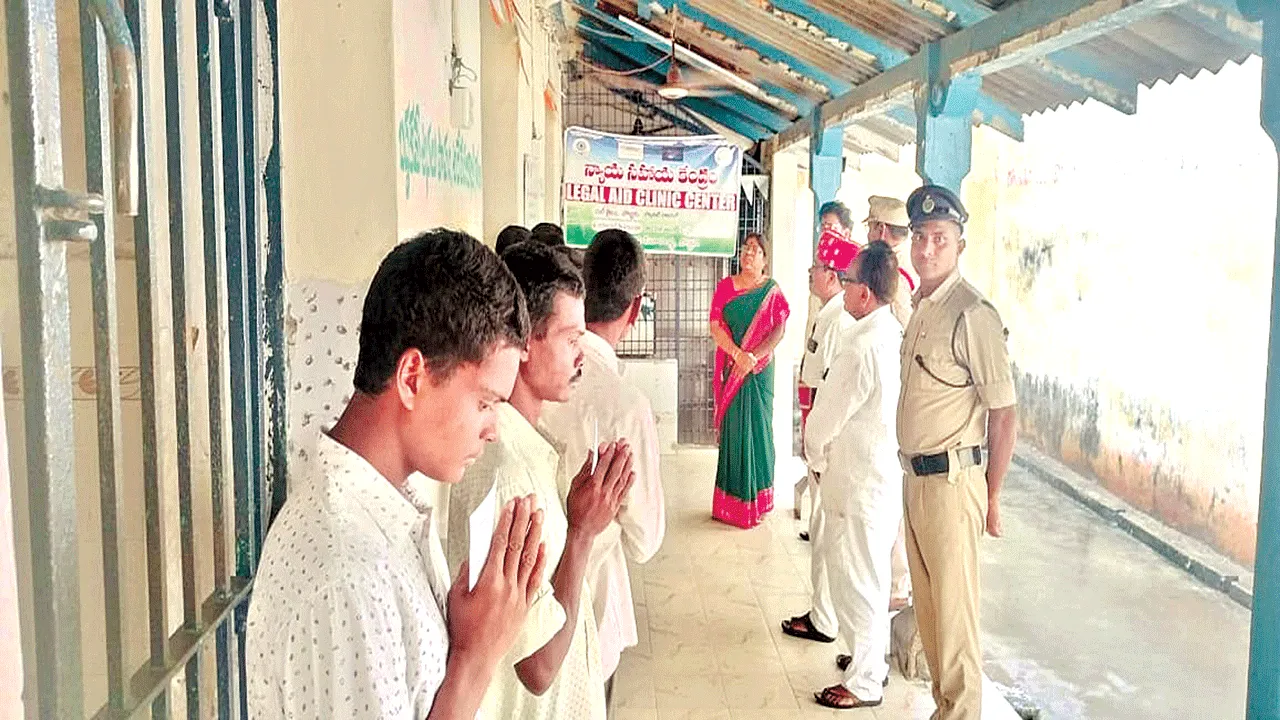 District Magistrate inspects Bobbili Sub-Jail బొబ్బిలి సబ్‌జైలులో  జిల్లా న్యాయాధికారి తనిఖీ
