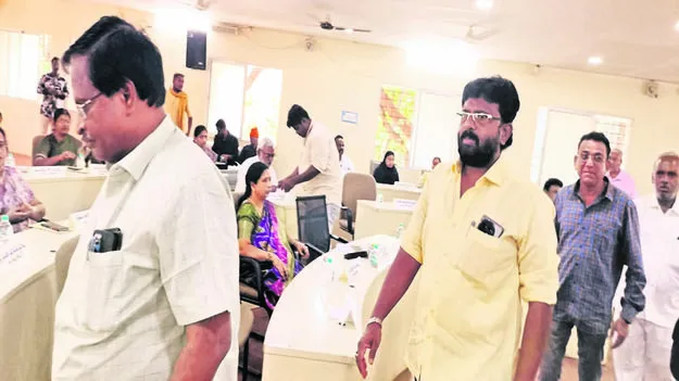 COUNCIL: ఆ కాలనీలను మున్సిపాలిటీలో చేర్చాలి