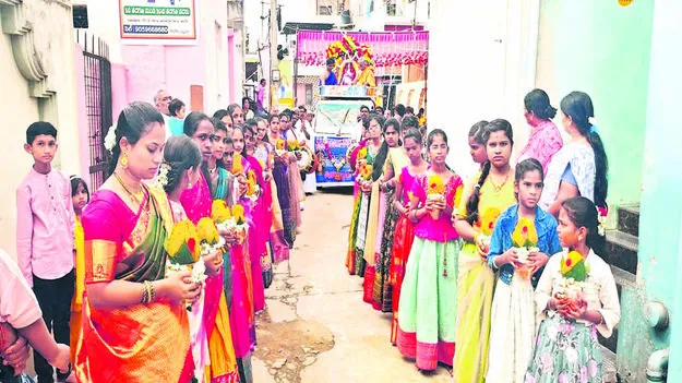 GOD: భక్తిశ్రద్ధలతో చౌడేశ్వరి ఊరేగింపు