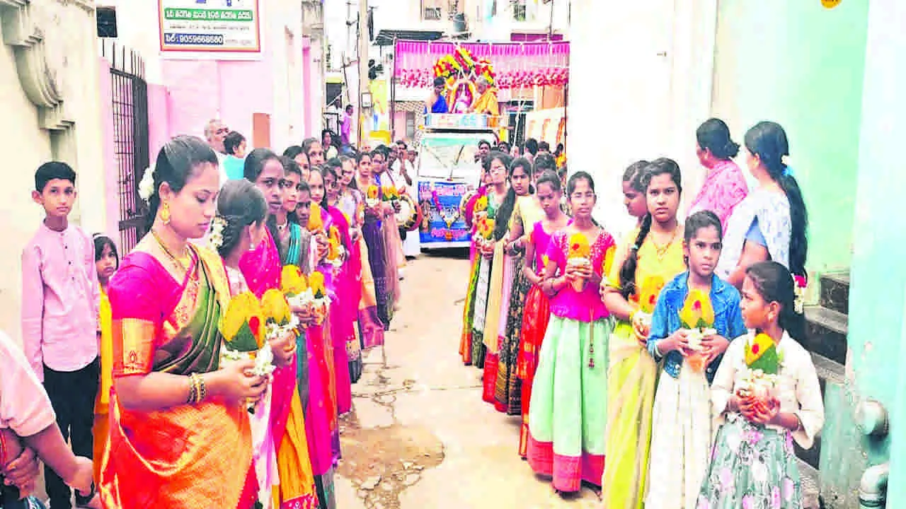 GOD: భక్తిశ్రద్ధలతో చౌడేశ్వరి ఊరేగింపు