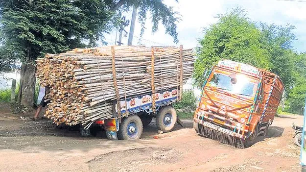 గోతుల్లో కూరుకుపోయిన వాహనాలు