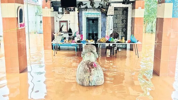 పైడిపాల శివాలయంలోకి వరద