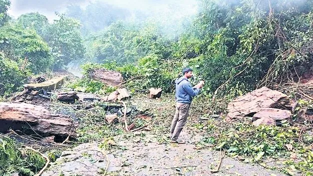 విరుచుకుపడిన కొండచరియలు