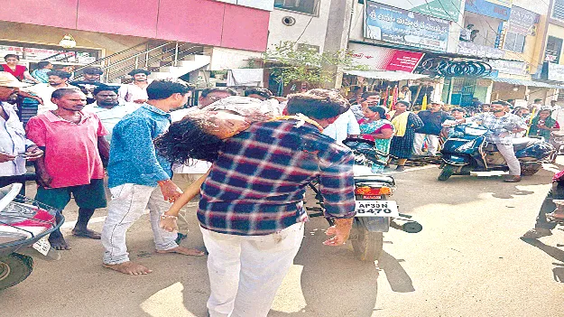 తండ్రి చూస్తుండగానే.. 