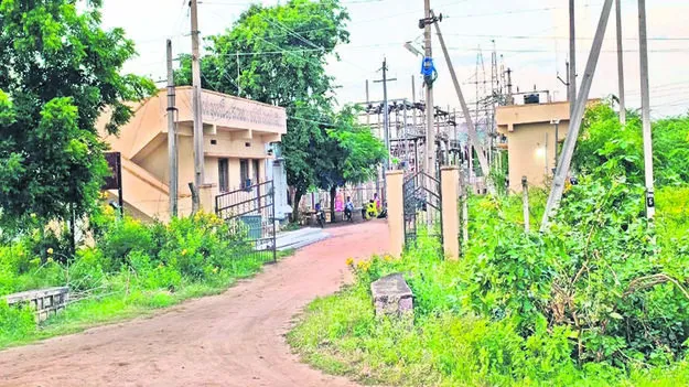 EMPLOYEES: వేధిస్తున్న సిబ్బంది కొరత