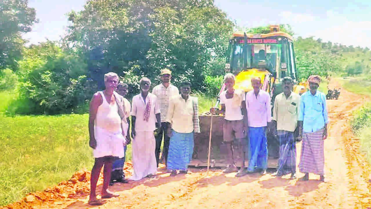 ROAD: శ్రమదానంతో రోడ్డు నిర్మాణం 