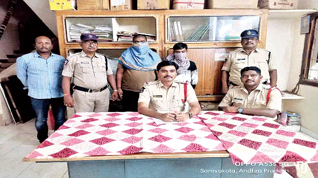 దొంగతనం కేసులో ఇద్దరి అరెస్టు 