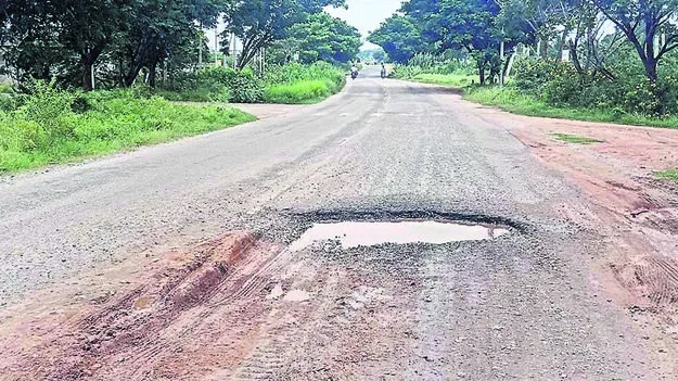 ROAD: అధ్వానంగా రహదారి