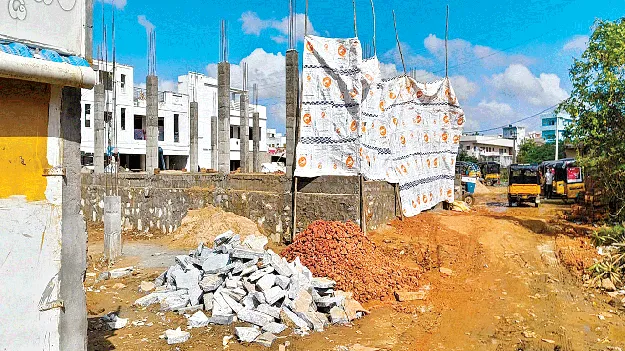 పార్కు స్థలంలో అక్రమ నిర్మాణాలు