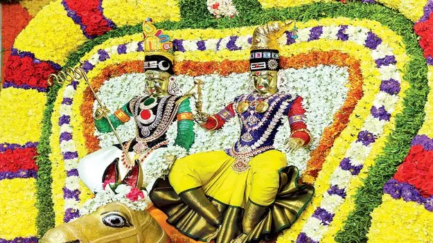    అశ్వవాహనంపై ఆదిదంపతులు