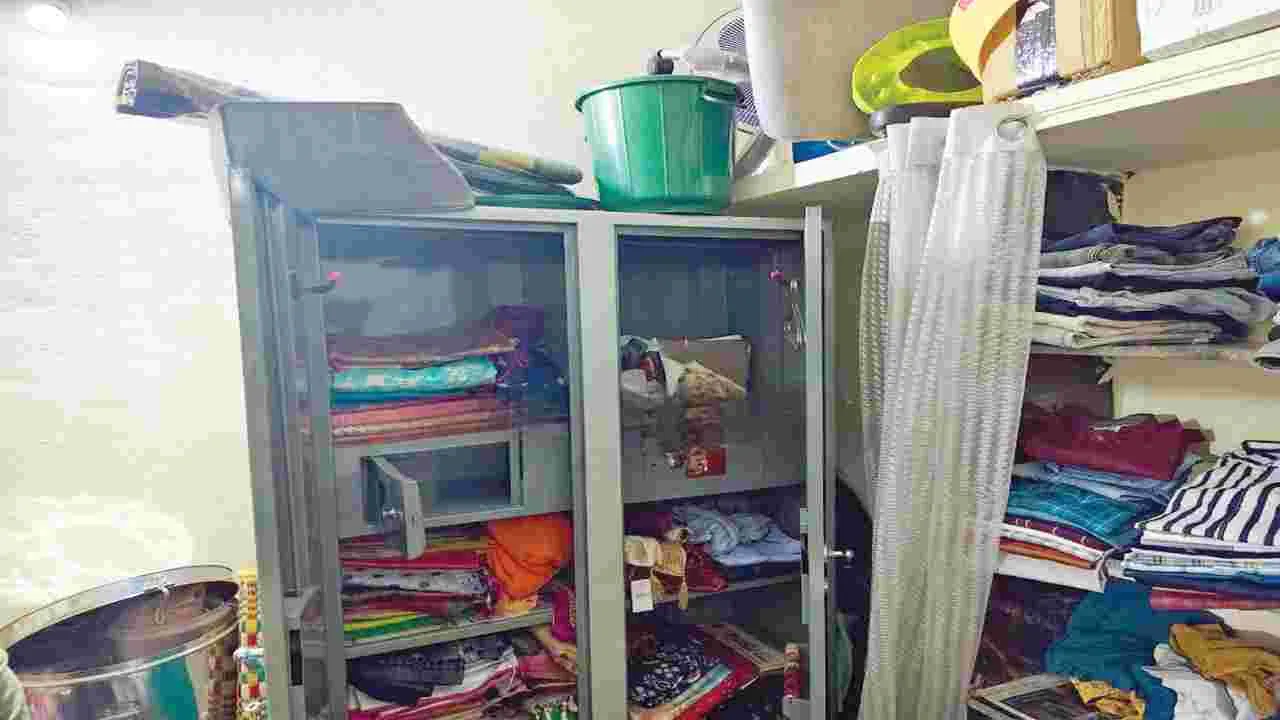  బంగారు, వెండి ఆభరణాల చోరీ