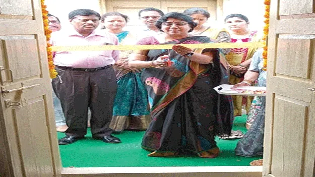 మహిళా న్యాయవాదులకు ప్రత్యేక గది 