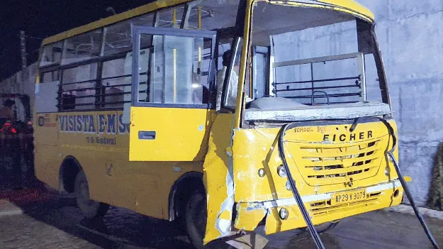 స్కూల్‌ బస్సుకు తప్పిన ప్రమాదం