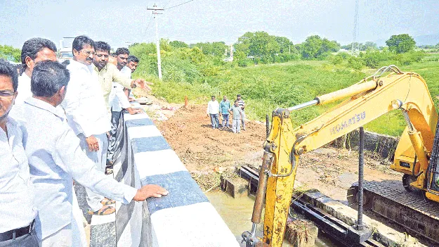 ప్రమాద స్థాయికి గుండ్లకమ్మ ప్రవాహం