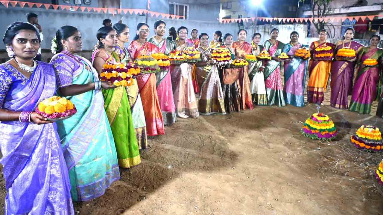 Bathukamma Celebrations: అత్యంత ఘనంగా 10వ రోజు పెద్ద బతుకమ్మ సంబరాలు..