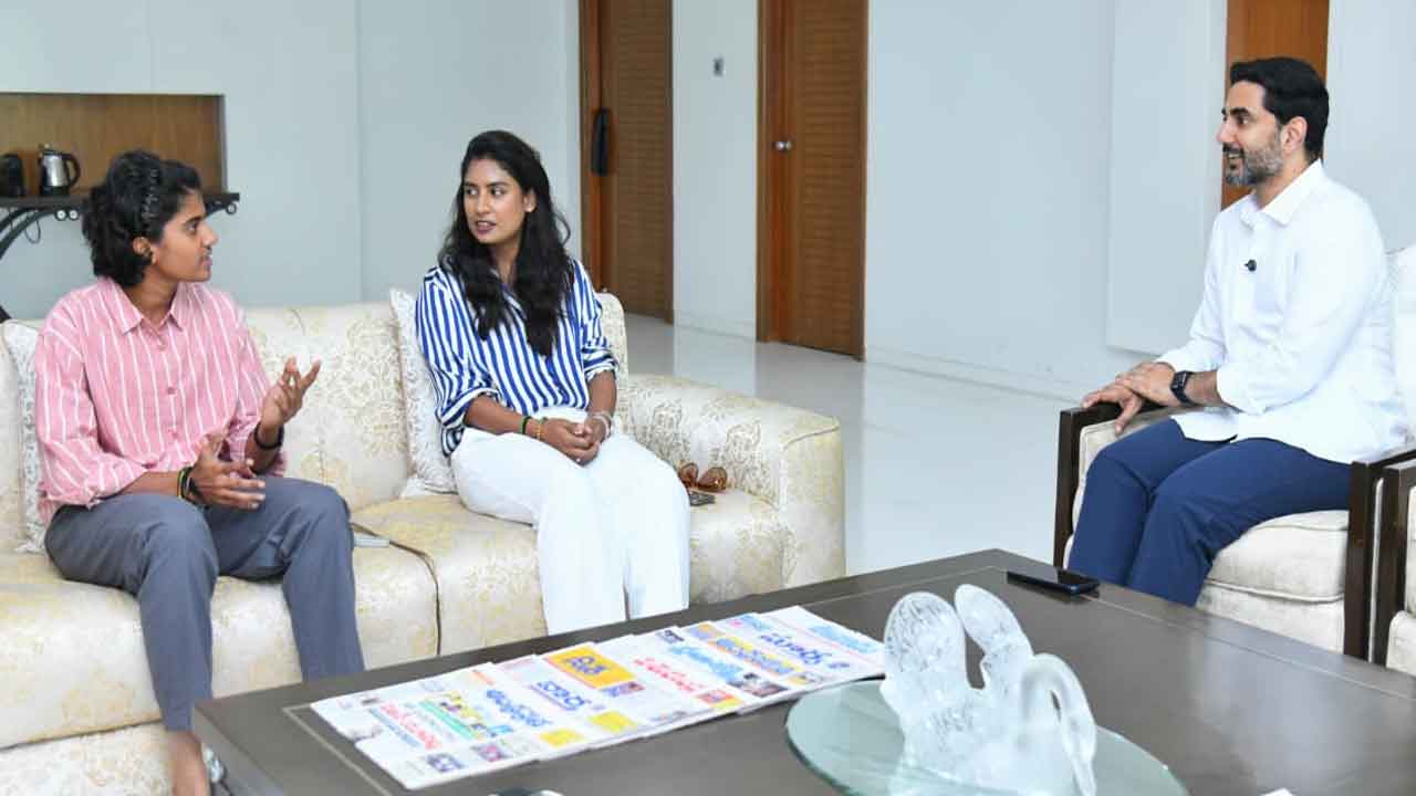 Cricketer Sricharani: క్రికెటర్ శ్రీచరణికి.. ఏపీ ప్రభుత్వం భారీ నజరానా..