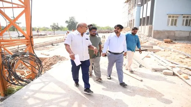 నిర్మాణ పనులు వేగవంతం చేయాలి 