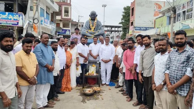 మహాత్మా గాంధీ ఆశయ సాధనకు కృషిచేయాలి