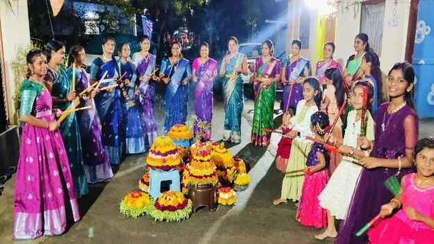 ఘనంగా ఎంగిలిపూల బతుకమ్మ 