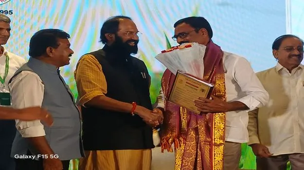 Peddapalli: రైతును సన్మానించిన రాష్ట్ర మంత్రులు