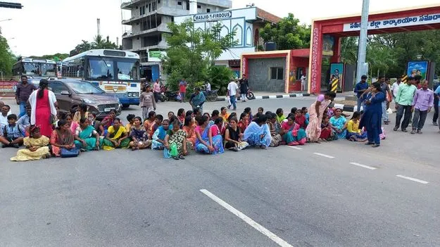  Peddapalli:  బెస్ట్‌ అవైలబుల్‌ స్కూల్‌ విద్యార్థులు తల్లిదండ్రుల రాస్తారోకో