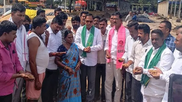 Peddapalli:  తడిసిన ధాన్యాన్ని వెంటనే కొనుగోలు చేయాలి