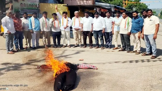  Peddapalli:  ఉగ్రవాదుల దిష్టి బొమ్మ దహనం