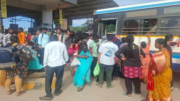 Peddapalli:  బస్సుల కోసం ప్రయాణికుల పరుగులు