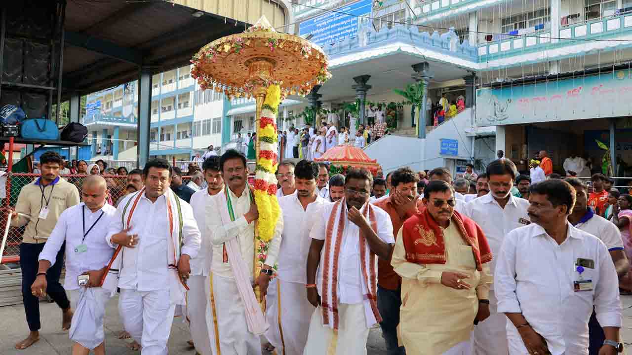 Tirumala Brahmotsavam 2025: అత్యంత ఘనంగా బంగారు గొడుగు ఉత్సవం