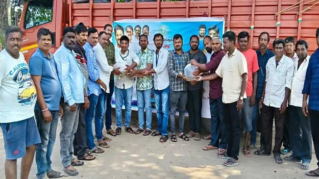 మత్స్య సంఘాలకు చేప పిల్లల పంపిణీ