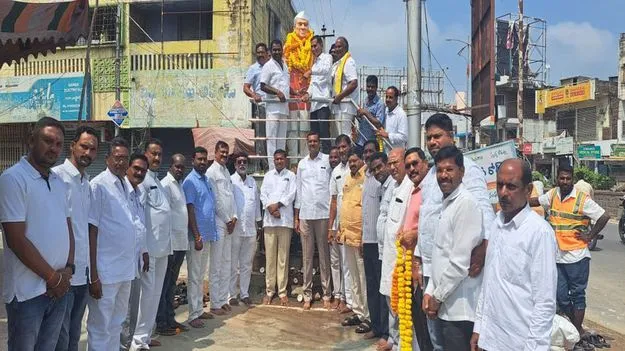 కొండా లక్ష్మణ్‌ బాపూజీని  తెలంగాణ జాతిపితగా గుర్తించాలి