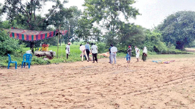 పూడ్చిన మృతదేహం వెలికితీత