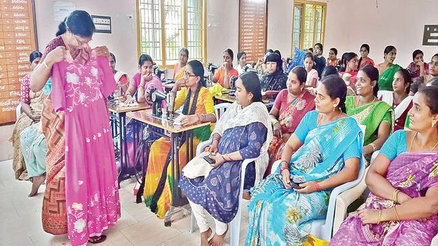 శిక్షణ సరే.. కుట్టు మిషన్లు ఎక్కడ? 